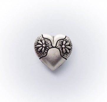 18mm Dirndlknopf Met.Herz, altsilb.