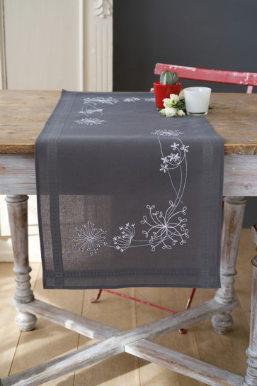 VER Bedruckter Läuferpackung Weiße Blumen & Gräser